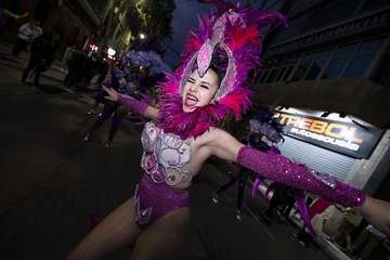  Telde disfruta con el pasacalle de los protagonistas del Carnaval de 'Studio 54'/Lpacarnaval.